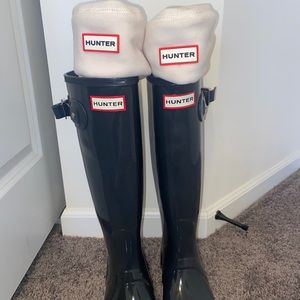 Hunter Navy Rain Boots (White Boot Socks Included)